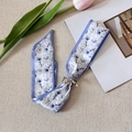 Collana a foulard in seta con fiori blu stile pittura e fiocco in argento - Stile Fibbia a Scorrimento Fiocco / Stampa Blu e Bianca