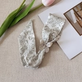 Elegante sciarpa vintage con stampa a rose e fibbia a farfalla in metallo argento - Stile Decorazione Farfalla in Metallo / Stampa bianca