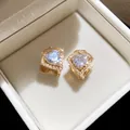 Funkelnde goldene Herz-Zirkonia-Ohrringe in einer edlen weißen Geschenkbox - Pave Strass Kante Herz Huggie-Ohrringe (Stil 8) / Gold