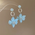 Elegante hellblaue Harzblumenohrringe mit goldfarbenen Ringen für einen sommerlichen Urlaubsstil - 925 Sterling Silber Ohrringstecker - Gold - Blaue Blume