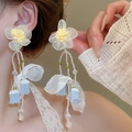 Vista detallada de pendientes florales con cuentas blancas y campanas azul claro - 56# Borla de Cuentas de Flor de Estilo Francés (Pin de Plata de Ley 925) / Blanco-Amarillo