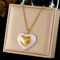 Dettaglio della collana a cuore vintage francese con smalto rosa e centro dorato - Stile Doppio Cuore Texturizzato Rosa (N4217)
