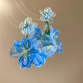 Orecchini a nappa con fiori in tessuto stile foresta in blu sfumato e azzurro - Stile Perline Petalo Sfumato Blu