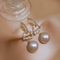 Elegant French vintage gold dangle earrings with clear crystals and large pearls - Gold - Champagne