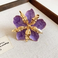 Detalle de un accesorio vintage flor de gota de aceite púrpura con acabado de metal dorado - Anillo / Púrpura