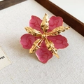 Primer plano detallado de un anillo de flor de esmalte rosa vintage con detalles dorados - Anillo / Rosa rojo