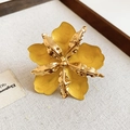 Primer plano detallado de un anillo de flor de esmalte amarillo vintage con pétalos dorados - Anillo / Amarillo