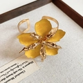 Primer plano de un brazalete de flor amarilla estilo vintage con detalles dorados. - Bangle / Amarillo