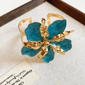 Brazalete abierto dorado de estilo vintage con una gran flor de esmalte azul real - Bangle / Cian