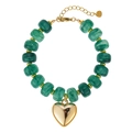 Detailweergave van een groene hars kralenarmband met een grote gouden hartvormige hanger - Groene Marmertextuur (WB1321)