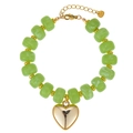 Detailweergave van een groene harskralen armband met een grote gepolijste gouden hart hanger - Lichtgroene Cilindrische Hars (WB1321)