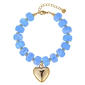 Detailoverzicht van blauwe hars kralenarmband met een gepolijste gouden hart hanger. - Blauwe Onregelmatige Hars (WB1321)