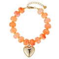 Gedetailleerde weergave van oranje harskralen armband met een gouden hartvormige hanger. - Oranje-Witte Marmertextuur (WB1321)