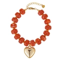 Detailweergave van een oranje kralenarmband van hars met een grote gouden hart hanger. - Oranje-Rode Marmertextuur (WB1321)