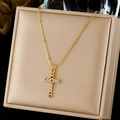 Elegante collana in acciaio inossidabile placcato oro con ciondolo a croce colorata - Stile Croce Pavé con Gemme Colorate (N4218)