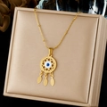 Dettaglio della collana acchiappasogni con malocchio placcata in oro su un portagioie - Stile Acchiappasogni Malocchio Piuma (N4215)