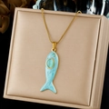Elegante vergoldete Edelstahl-Schlangenkette mit einem hellblauen Fisch-Anhänger - Hellblauer Emaille-Fisch-Stil (N4201)