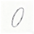 Detaillierte Nahaufnahme eines 1 mm Titanstahlrings mit elegantem geschnitztem Rautenmuster - Größe 4 / Kreuzmuster Ultradünner Stil (A587) / Silber