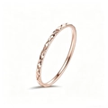 Detaillierte Makroansicht eines 1mm roségoldenen Edelstahlrings mit Diamantgravur - Größe 4 / Kreuzmuster Ultradünner Stil (A587) / Roségold