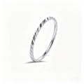Detailansicht eines 1mm minimalistischen silbernen Edelstahlrings mit geometrischer Textur - Größe 4 / Köpermuster Ultradünner Stil (A587) / Silber