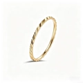 Dettaglio macro di un anello in acciaio inossidabile dorato da 1 mm con trama ritorta - Misura 4 / Stile Ultrasottile con Motivo Diagonale (A587) / Oro