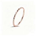 Primo piano di un anello in acciaio inox oro rosa 1 mm con design geometrico rigato - Misura 4 / Stile Ultrasottile con Motivo Diagonale (A587) / Oro rosa