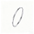 Primo piano di un anello in acciaio inossidabile da 1 mm con design geometrico a rombi. - Misura 4 / Stile Ultrasottile con Motivo a Rombi (A587) / Argento