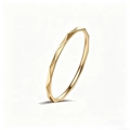 Vista dettagliata di un anello in acciaio inossidabile dorato da 1mm con design sfaccettato - Misura 4 / Stile Ultrasottile con Motivo a Rombi (A587) / Oro