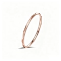 Vista dettagliata di un anello sottile in oro rosa con design geometrico a rombi. - Misura 4 / Stile Ultrasottile con Motivo a Rombi (A587) / Oro rosa