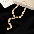 Nahaufnahme einer Vintage-Goldblatt-Quastenkette mit strukturierter Metalloberfläche. - Seil-Halskette / Gold