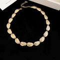 Elegante goldene Halskette mit gehämmerten Gliedern für Damen auf schwarzem Samt - Kurze Halskette / Gold