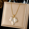 Collana in acciaio inossidabile dorato con ciondolo floreale in smalto bianco chic - Stile Foglia Bianca di Nicchia (N4220)