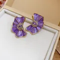 Elegantes pendientes de flor plisada en esmalte púrpura con detalles de brillantes - Botón Flor Plisada (Poste Plata) / Púrpura
