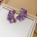 Eleganti orecchini a lobo in smalto viola a pieghe con accenti di strass scintillanti - Bottone Fiore Pieghettato (Perno Argento) / Viola