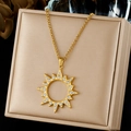 Elegante collana in acciaio inossidabile dorato con pendente a fiore di sole scintillante - Stile Girasole in Zirconia Cavo (N4216)