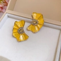 Primer plano detallado de pendientes de flor plisada en esmalte amarillo con brillantes strass - Botón Flor Plisada (Poste Plata) / Amarillo