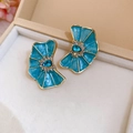 Primer plano de pendientes de flores de esmalte azul con cristales y piedra azul - Botón Flor Plisada (Poste Plata) / Azul