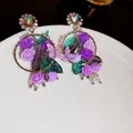 Eleganti orecchini con rose viola, farfalle e cristalli cangianti - Orecchini a Fiore di Rosa Viola