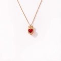 Detailweergave van elegante rode hartjesketting met gouden kroonversiering op wit - Rood Strass Hart Kroon (XXL1752) / Goud