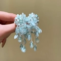 Vue macro détaillée de boucles d'oreilles fleurs en perles bleues à pampilles élégantes - Bleu