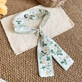 Detail van Franse zijden sjaalketting met bloemenprint, tulp en decoratieve gesp - Tulpenprint Stijl / Groen