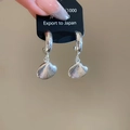 Orecchini a cerchio in argento a forma di C con eleganti ciondoli a conchiglia - Stile Conchiglia / Argento