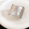 Detailaufnahme eines silbernen Schmetterlings-Armreifs mit spiegelpolierter Oberfläche - Schmetterlings-Stil (HB5609) / Silber