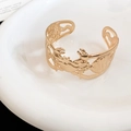 Detaillierte Makroansicht des goldfarbenen Armreifs mit hohlem Krabben- und Sonnenmotiv - Krabben-Stil (HB5609) / Gold