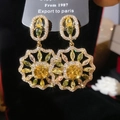 Elegante vintage vergoldete Blumen-Ohrhänger mit gelben und grünen Zirkonia-Steinen - Retro Blumenstil (12#)