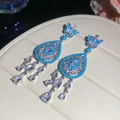Detailansicht eleganter blauer Schmetterlings-Ohrringe mit funkelnden Kristallanhängern - Schleife Wassertropfen Anhänger Stil (27#)