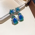 Elegante Ohrhänger mit blauen Tropfensteinen und floralen Zirkonia-Akzenten aus Silber - Birnenform Blumen Cluster Stil (60#)
