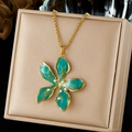 Elegante collana placcata oro con ciondolo a fiore in smalto turchese e perle - Stile Fiore Smalto Verde Lago (N4210)