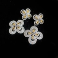 Close-up van sprankelende bloemenoorbellen met gele stenen en witte zirkonia. - Stijl 51 (HE32568)