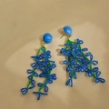 Dettaglio di orecchini pendenti con perline blu-verdi dal design floreale francese. - Stile Fiore con Nappa di Perline / Blu-Verde